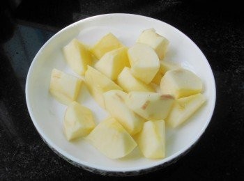 step1: 蘋果去皮切塊。
