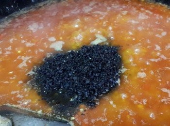 step12: 倒入豆豉碎，中火慢煮【要不時候翻動鑊鏟，防止燒焦】再慢慢倒入油，剛剛好蓋過材料面