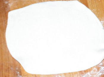 step5: 先用飛餅一張，擀成派盤大小。