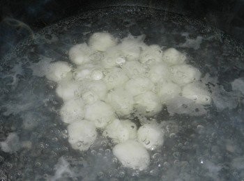step3: 揉成小球後入滾水煮熟(煮熟會浮起捱喔)