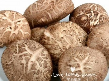 step1: 鲜冬菇洗净剪去冬菇蒂, 瀝乾備用