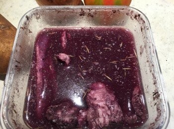 step1: 用紅酒、黑胡椒、義大利<span class="group_2">香料</span>、鹽巴來醃製牛腩，放在冰箱一個晚上(至少三小時)。