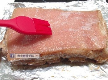 step7: 把豬肉取出，把豬肉反面(皮向上)，用叉在豬皮上插洞，然後在豬皮上掃上皮水，用鋁紙包着豬肉的四邊，轉"烘焗"250度，再烤20分鐘。