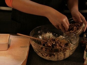 step8: 由存氣樽取出已完全吸收酒既乾果及焗好既果仁倒入麵團內拌勻
