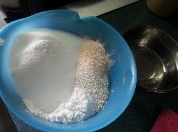 step3: 先將馬蹄粉.澄麵.吉士粉.砂糖拌勻,慢慢分多次加入600g食用開水拌成粉漿,(不要1次過落水,否則馬蹄粉不能溶解),再過篩成滑粉漿(如用冰糖,冰糖加入步驟1與馬蹄水中煮融)