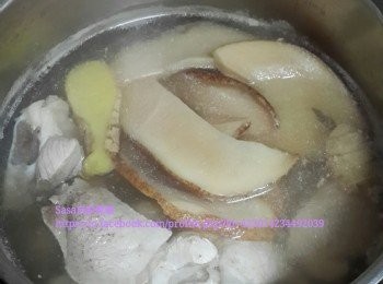 step2: 將螺片浸軟身、<a href="https://bit.ly/3ANJVUp" target="_blank" data-keyword="豬展" class="guide-link"><strong>豬展</strong></a> <span style="display:inline-block;vertical-align:middle;margin-top:-3px;color:initial;border-radius:3px;padding:2px 3px;font-size:12px;line-height:14px;background:#87d300;color:#fff;">即買</span> 肉洗淨切細塊放入煲中加姜片出水5分鐘