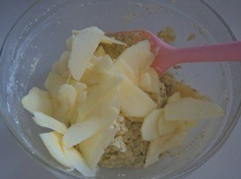 step7: 蘋果去皮去核，切成小薄片，加入蛋糕糊中輕手攪勻。