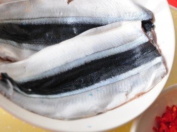 step1: 秋刀魚可以去肚中的內臟也可以不去，我的作法是剖半將肚中內臟取出還把中間魚骨挑出後，稍稍沖洗再用廚房紙巾稍稍吸乾水分，並灑上少許的胡椒粉