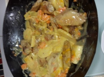 step5: 加入金寶忌廉雞湯一罐，中火快炒至均勻，再加入一罐熱水炒勻至再冒煙為止