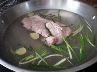 step1: 先將五花腩肉用薑蔥用滾水煮15分鐘