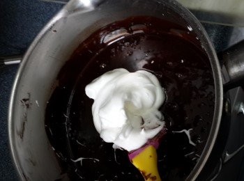 step6: 將1/3蛋白加入朱古力蛋黃糊中用拌切拌勻