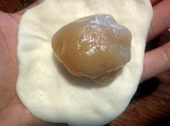 step4: 將麵團再搓兩分鐘，分成8-10份，每份約35克。擀成薄片，中間要厚一點，周邊要較薄，放入餡料包好