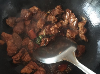 step3: 然後下料酒，老抽，生抽翻炒，再加適量的鹽，繼續翻炒一小會，牛腩盛起備用。