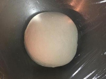 step5: 揉成表面光滑柔軟的麵糰後,接著放回盆內蓋上保鮮膜, 室溫進行第一次發酵,約需45~60分鐘