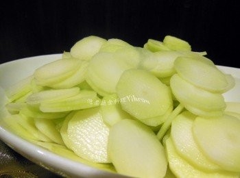 step1: 1.綠花椰菜心去皮切薄片.加鹽醃至柔軟倒掉水分.鹽巴要稍多才會柔軟.醃軟再洗掉鹽分 2.將軟化的綠花椰菜心薄片.加冷開水洗去鹽分重新調味.