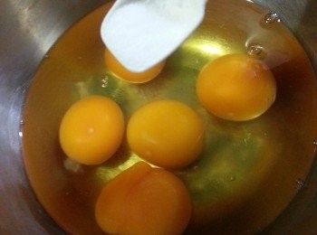 step6: 雞蛋加入半茶匙鹽,用打蛋器打勻