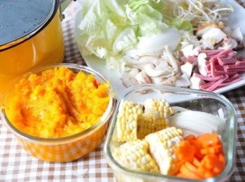 step3: 準備其他<span class="group_1">食材</span>配料:白菜、豆芽菜、鮮香菇、秀珍菇、火腿絲、玉米、洋蔥絲、紅蘿蔔花等