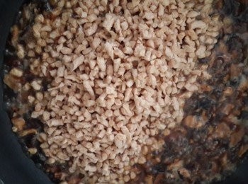 step3: 素肉末沖水使其軟化,加入作法2 開小火使其入味,再倒入適量水即可