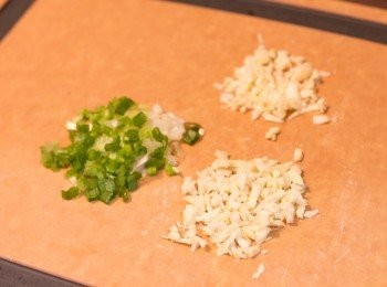 step2: 蔥，蒜頭及薑切碎
