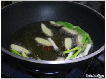 step3: 先將鍋內的油加熱後再放入蔥段及薑片炸至微焦且逼出香氣後撈起備用