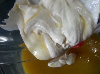 step11: 將打好的淡忌廉倒入已經加有魚膠片240g的芒果泥中拌勻