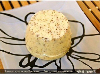 step3: 將黑木耳雪綿酪(鮮奶口味)自容器中倒出至碗盤上。