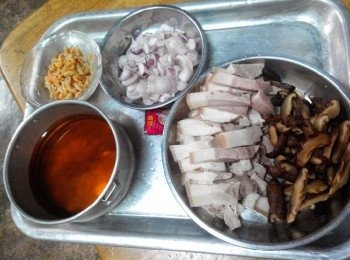 step1: （Milestone多功能营养锅）开电，按下“Tendons”温度升起到80度后倒入适量的油和麻油炸 ，倒入小葱头炸成“油葱酥”，拿起备用，要吃时才加入饭里（油不用拿起）～