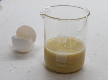 step8: 熱水加入糖拌勻放涼，再拌入蛋液和牛奶，過篩兩次隔去蛋白渣。