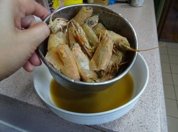 step2: 隔去蝦殼， 湯留用