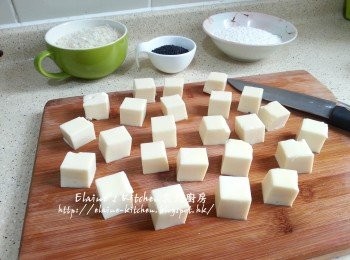 step4: 取出待涼 , 再切成件 , 蓋上保鮮紙後放入雪櫃靜待10分鐘