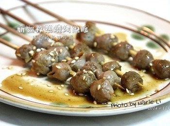 step2: 先來介紹這道《新疆孜然燒烤魚胗》

魚胗：      適量
蒜瓣：      適量
素蠔油、米酒、糖：  少許
孜然粉、檸檬椒鹽、熟芝麻： 少許
竹籤：      數根