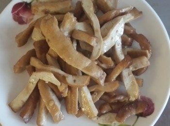 step2: 豆干切薄片過油備用