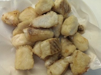 step4: 把魚塊用炸的炸熟後用吸油紙吸