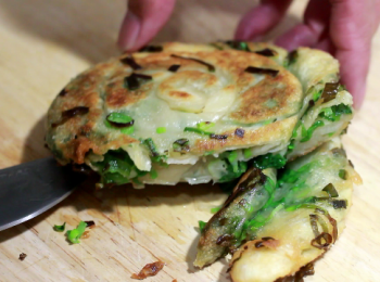 step14: 温熱的面團能給成品做成外酥內軟的效果。油酥和蔥給蔥餅形成了空隙, 提供彭鬆的口感。作為雜量和小吃都很不錯。