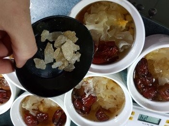 step3: 大火水滾計,先燉20分鐘,再每盅加入冰糖25g再燉15分鐘即可(如一盅過就加入150g冰糖)