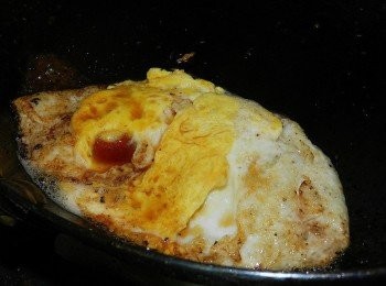 step6: 蛋原鍋兩面煎熟後，淋上一點點醬油