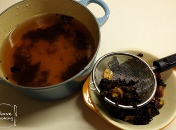 step2: 撈起山楂及紫背天葵備用, 然後煲滾1.2L水