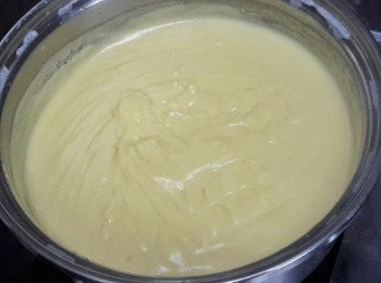 step4: 然後再將所有粉漿倒入鍋內，用中小火煮，不停攪拌至稠身即成！（煮約五分鐘）