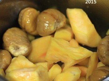 step3: 熱鍋後倒入黑麻油，放入栗子、地瓜拌炒均勻。