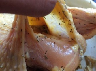 step2: 最緊要係皮與肉之間的位置，把醃料捽勻這地方使雞肉更入味，放雪櫃過夜