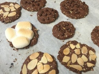 step4: 放置整盤曲奇於焗爐内，以180度焗15分鐘即成。