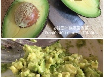 step1: 這食譜是一人份量: 
將牛油果切開一半後去核去皮(這食譜只用了1/2個牛油果，另一半可掃上一層薄薄的油可防止氧化再用保鮮紙保存即可)
將1/2個牛油果切片再用叉輕輕壓爛，加入適量檸檬汁，少許鹽和黑胡椒粉調味拌匀，備用。
