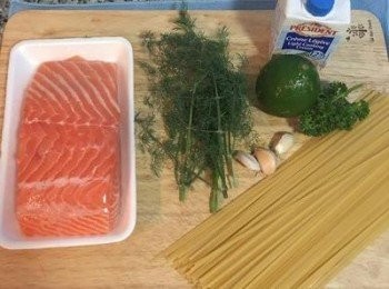 step1: 鮭魚洗淨後擦乾，煮一鍋水準備煮義大利麵。