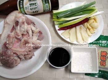 step3: 《開始滷豬腳♪》備好所有<span class="group_1">食材</span>。豬腳不解凍，滷包用水稍微沖洗外袋，青蔥切段，薑切片，備用。