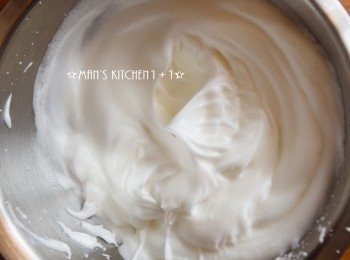 step5: 接著倒入剩餘的糖與檸檬汁，並將蛋白完全打發。