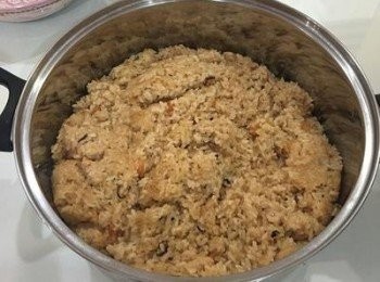 step8: 炒到水份都沒了，再加2-3湯匙滷豬肉的滷汁，拌炒均勻後試吃米粒的味道和軟硬度，再進行調整，米粒口感為7-8分熟，稍微略帶點硬度即可起鍋備用。口味鹹淡則是看個人喜好調整。