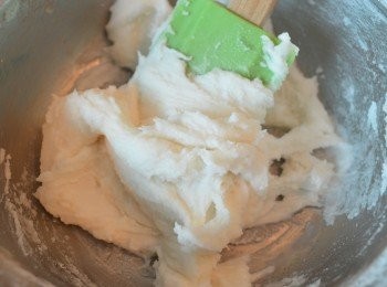 step1: 糖霜加入水拌勻後，放入菜油混合均勻。