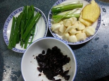 step3: 準備好所有<span class="group_2">料頭:</span>蔥切段,分開蔥白,蒜頭切粒,豆豉洗淨,薑切片