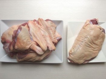 step3: 購買土番鴨時,請老闆將鴨胸取下(做鴨肉丸子),其餘切塊狀。