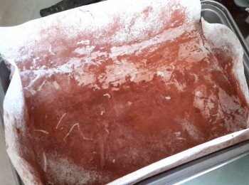 step2: 先用烘焙紙鋪在9x12吋（24x30cm）的烤箱內，然後塗一層奶油，再灑上中筋麵粉（我改用了可可粉）將多餘的粉倒出